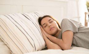 Pietų miegas daro stebuklus: kaip pailsėti vos per 20 minučių ir nepabusti pavargusiam