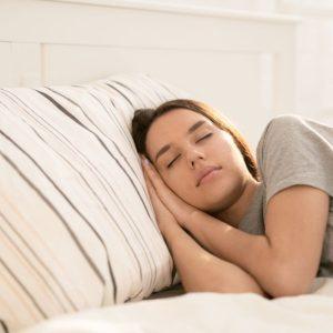 Pietų miegas daro stebuklus: kaip pailsėti vos per 20 minučių ir nepabusti pavargusiam