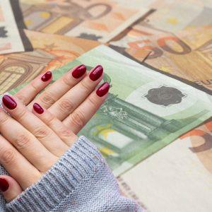 Pinigų manikiūras 2025 m. lapkritį