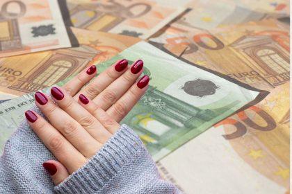 Pinigų manikiūras 2025 m. lapkritį
