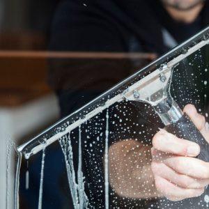 Populiariausia langų valymo klaida, kurios rezultatas - daugybė nešvarių dryžių