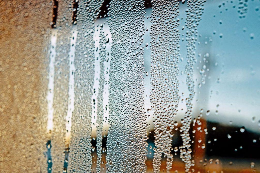 Priekinio stiklo rasojimas automobilyje ir kaip jį sustabdyti