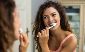 Prieš pusryčius ar po jų: gydytojai pasakė, kada geriau valytis dantis