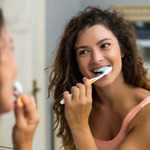 Prieš pusryčius ar po jų: gydytojai pasakė, kada geriau valytis dantis