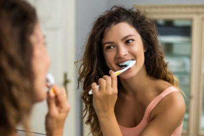 Prieš pusryčius ar po jų: gydytojai pasakė, kada geriau valytis dantis