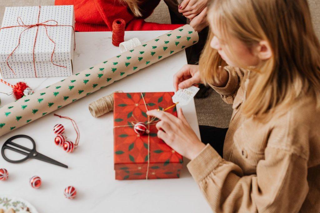 Psichologai atsakė, kodėl reikia pradėti ruoštis Naujiesiems metams nuo gruodžio pradžios. Planuokite dovanas iš anksto