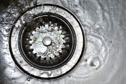 Puikus nerūdijančiojo plieno kriauklių valiklis. Tereikia 2 ingredientų, o poveikis jus maloniai nustebins!