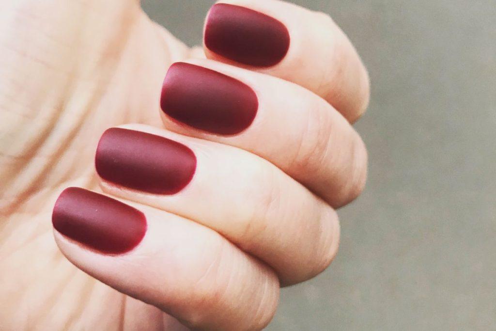 Raudonas manikiūras, kuris niekuomet neišeis iš mados. Matinis manikiūras