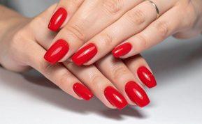 Raudonas manikiūras, kuris niekuomet neišeis iš mados. Pasisemkite idėjų