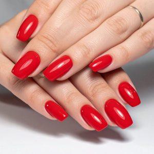 Raudonas manikiūras, kuris niekuomet neišeis iš mados. Pasisemkite idėjų
