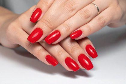 Raudonas manikiūras, kuris niekuomet neišeis iš mados. Pasisemkite idėjų