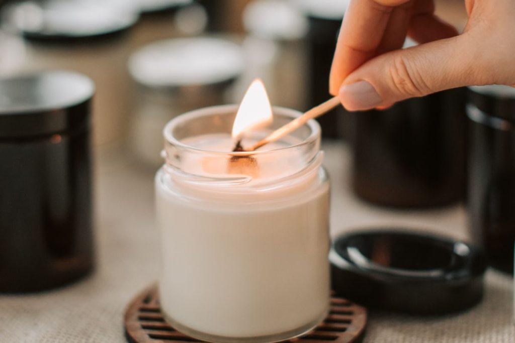 Ritualai, kurie padės išvalyti namus ir apsaugoti namiškius nuo pavydo. Žvakė gaminant maistą