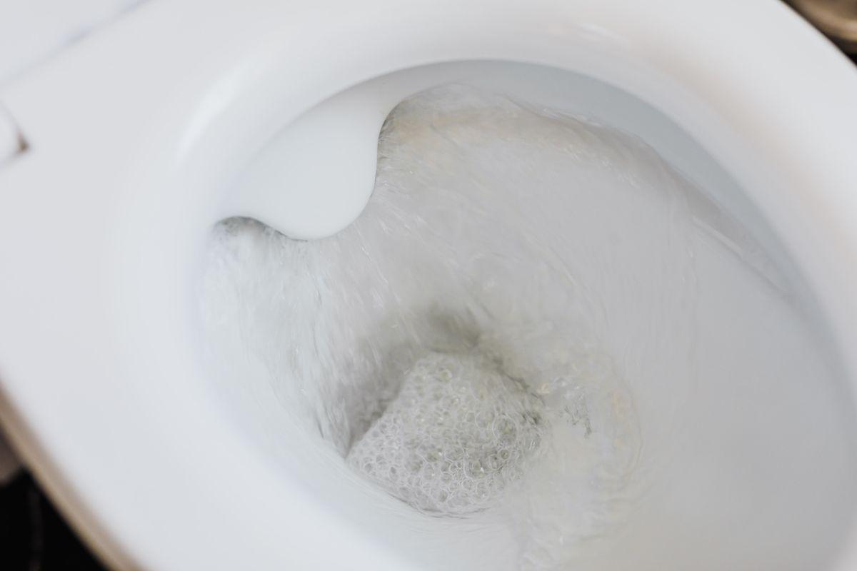Rūdys ant unitazo: kaip išspręsti šią problemą?