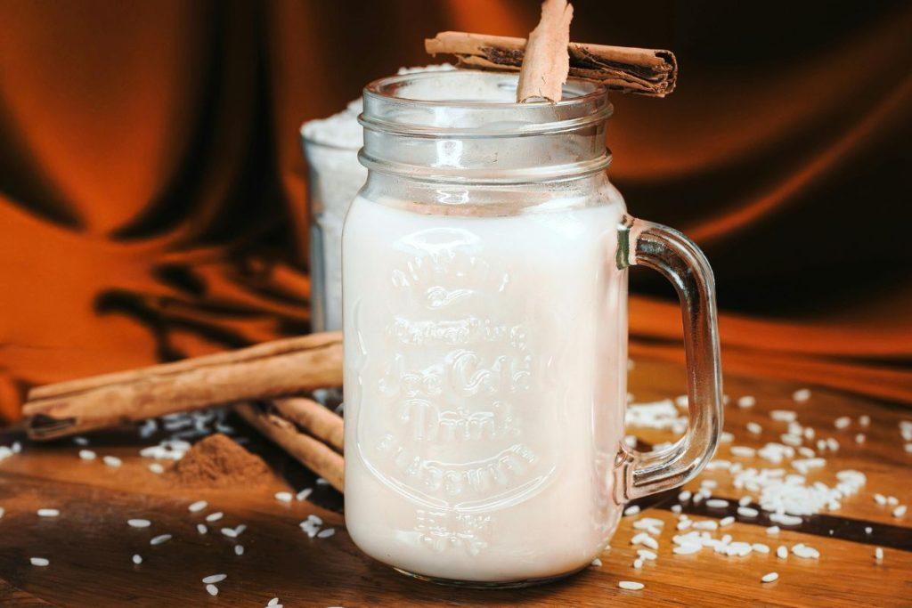 Ryžių pienas. Pasigaminkite veganišką pieno alternatyvą. Ryžių pieno skonio variacijos