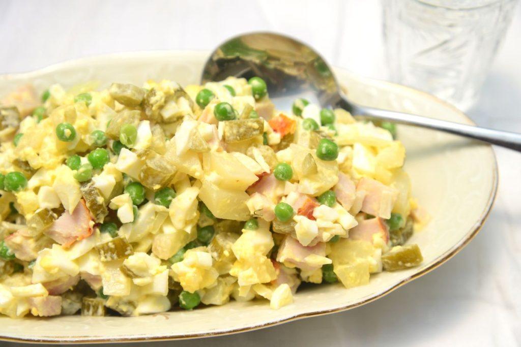 Salotos kaip jaunystėje: prisiminkite jų skonį pagal šiuos receptus. Žalios kopūstų salotos. Bulvių salotos su kumpiu