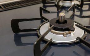 Septyni patarimai, kaip išvalyti dujinės viryklės groteles, kad jos vėl spindėtų