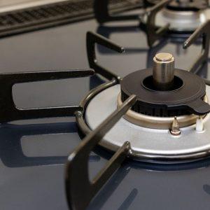 Septyni patarimai, kaip išvalyti dujinės viryklės groteles, kad jos vėl spindėtų