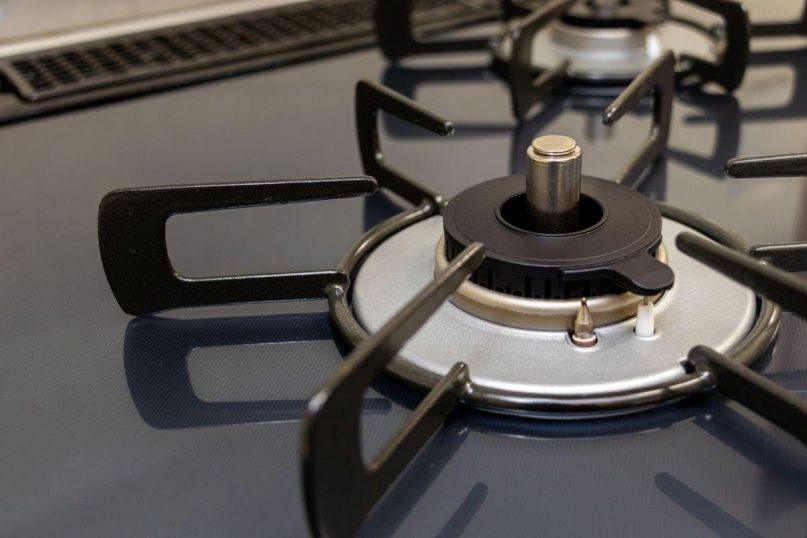 Septyni patarimai, kaip išvalyti dujinės viryklės groteles, kad jos vėl spindėtų