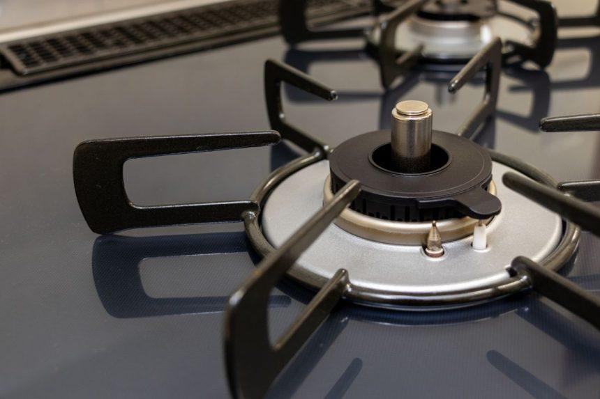 Septyni patarimai, kaip išvalyti dujinės viryklės groteles, kad jos vėl spindėtų