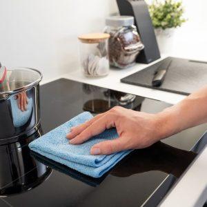 Šie patarimai padės išvalyti jūsų indukcinę kaitlentę. Ji spindės kaip nauja!