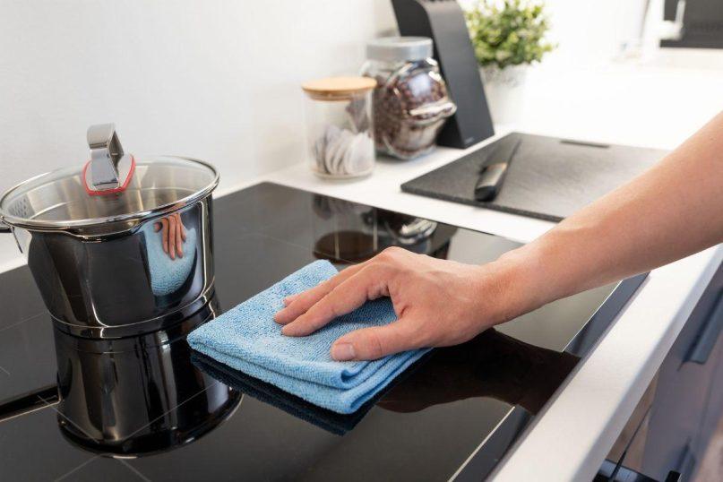 Šie patarimai padės išvalyti jūsų indukcinę kaitlentę. Ji spindės kaip nauja!