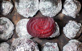 Šis burokėlių kepimo būdas - tikra interneto sensacija. Idėjos kur panaudoti keptus burokėlius