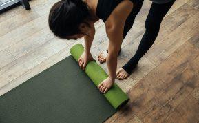 Šis produktas jogos kilimėlį padės išvalyti vos per minutę: išbandykite!