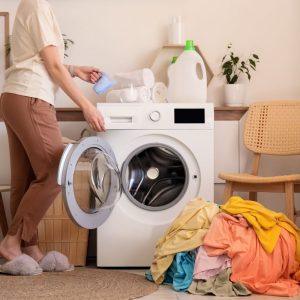 Skalbimo klaidos, kurios gadina drabužius ir skalbimo mašiną