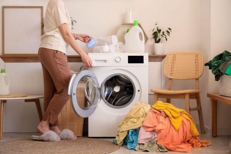 Skalbimo klaidos, kurios gadina drabužius ir skalbimo mašiną