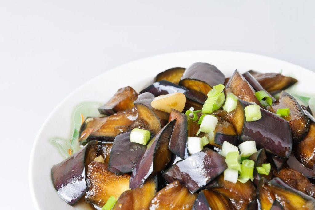 Skaniausias baklažanų receptas: jų skonis kaip grybų! Baklažanų receptas grietinės ir česnakų padaže