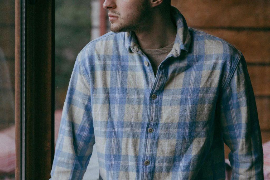 Štai tikroji priežastis, kodėl jūsų marškiniai turi kilpą nugaroje. Kam skirta kilpa nugaroje