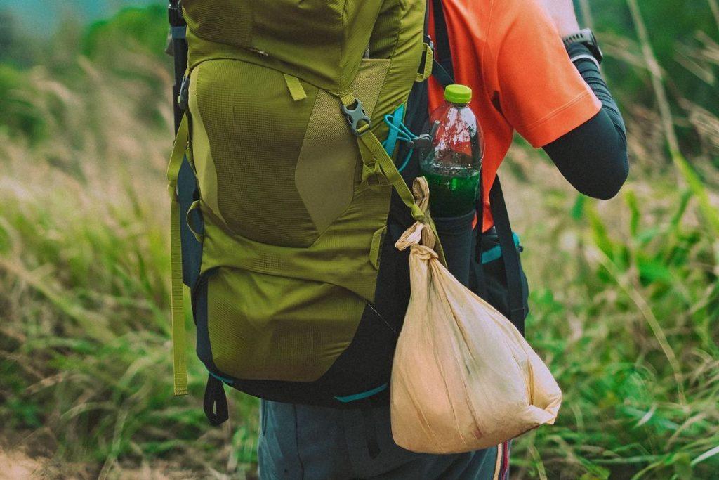 Štai tikroji priežastis, kodėl jūsų marškiniai turi kilpą nugaroje. Pritvirtinimui prie kuprinės