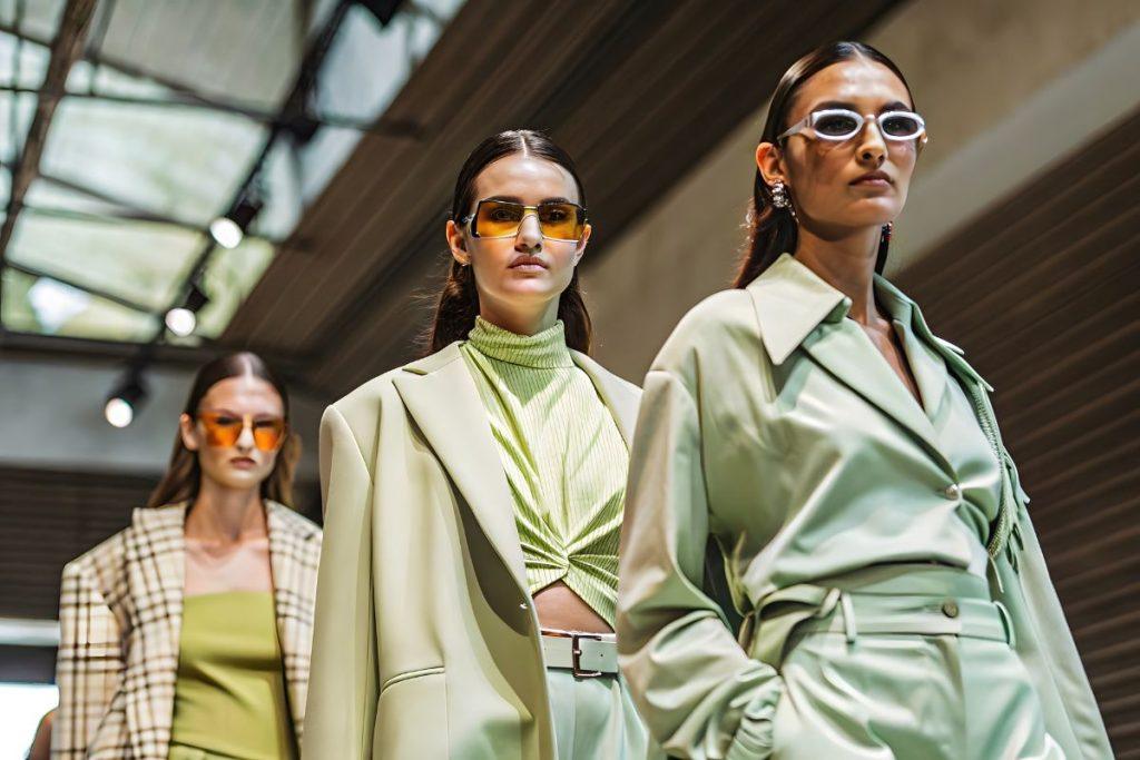 Sužinokite, kaip pritraukti pinigus naudojant žalią spalvą. Žalios spalvos įtaka asmeniniam stiliui