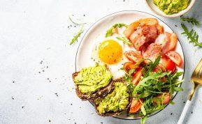 Sveiki pusryčiai po 40: kodėl pusryčių valgymas gali pakeisti jūsų savijautą