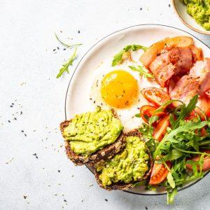 Sveiki pusryčiai po 40: kodėl pusryčių valgymas gali pakeisti jūsų savijautą