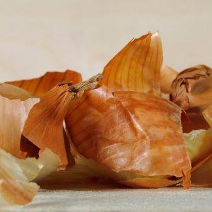 Svogūnų lukštai: nauda sveikatai ir kaip juos tinkamai naudoti