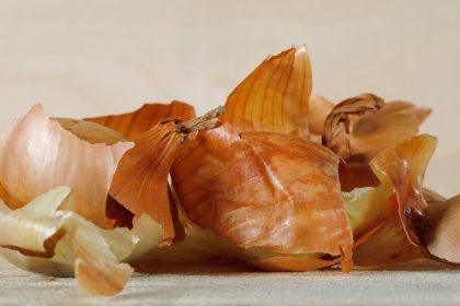 Svogūnų lukštai: nauda sveikatai ir kaip juos tinkamai naudoti