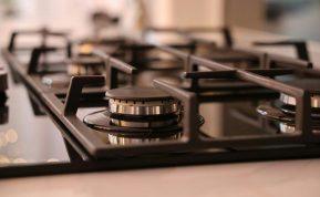 Tereikės vieno ingrediento ir maistinės plėvelės: tai padės išvalyti dujinę viryklę