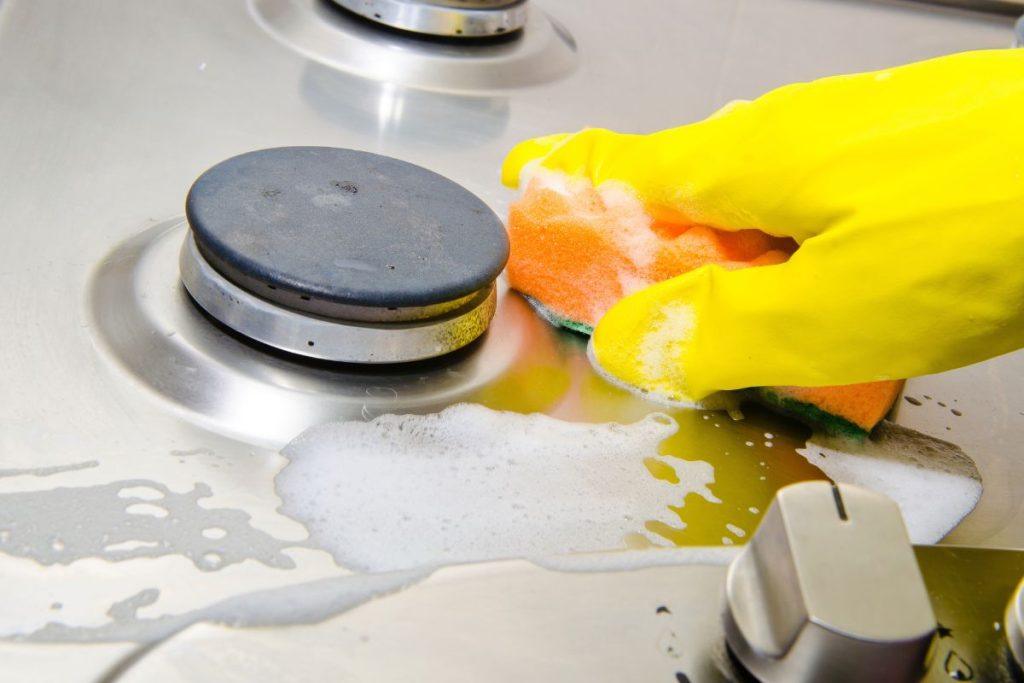 Tereikės vieno ingrediento ir maistinės plėvelės: tai padės išvalyti dujinę viryklę. Viryklės valymas pažingsniui