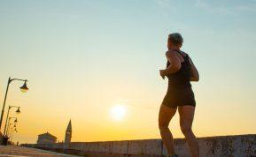 Traumatologo paaiškinimas, kodėl bėgiojimas rytais kenkia sveikatai