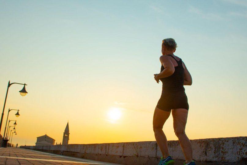 Traumatologo paaiškinimas, kodėl bėgiojimas rytais kenkia sveikatai