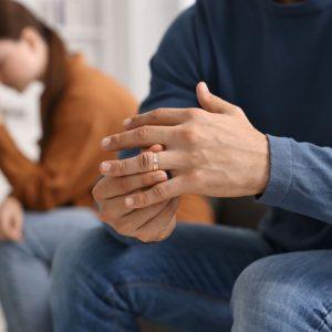 Trumpi žingsniai, kaip išgyventi artimo žmogaus išdavystę