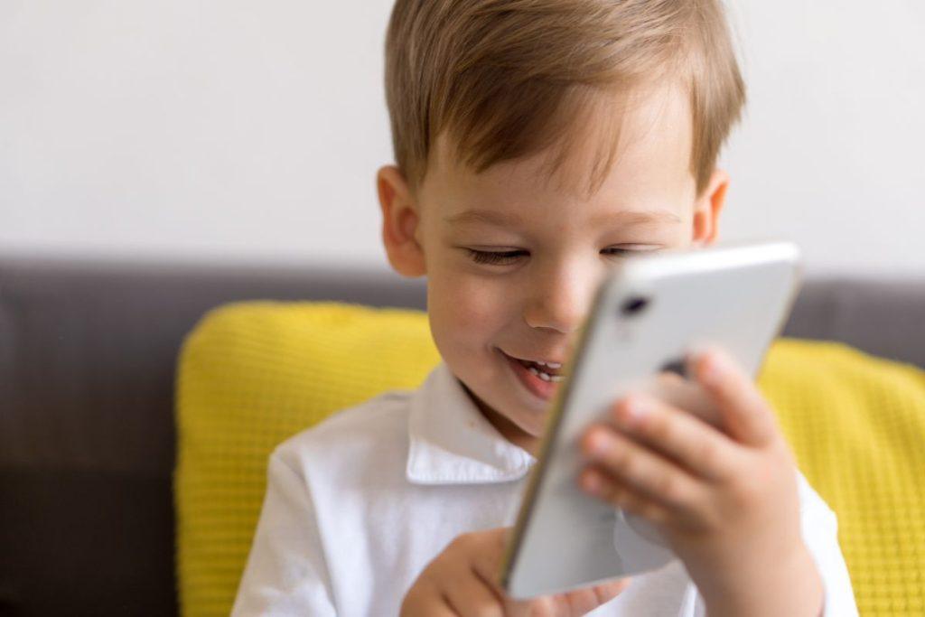 Vaiko ekranų laiko ribojimas: turinio apribojimai pagal amžių