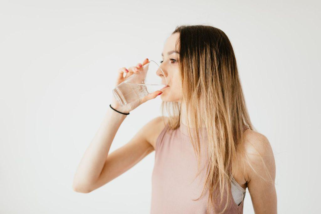 Vandens gėrimas pagerina odos būklę