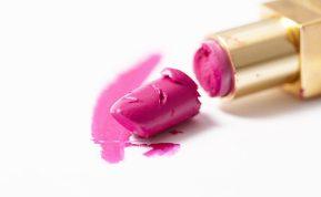 Vėl nulūžo lūpdažis? Išbandykite šį paprastą triuką!