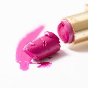 Vėl nulūžo lūpdažis? Išbandykite šį paprastą triuką!