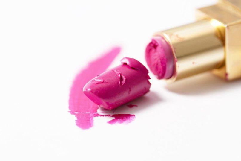 Vėl nulūžo lūpdažis? Išbandykite šį paprastą triuką!