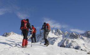 Visi plūsta į pavojingus kalnus – bet ką tai reiškia jų saugumui? Ar ekstremalios ekspedicijos tikrai vertos rizikos?