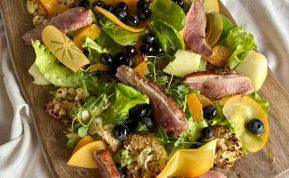 Vos per 15 minučių: šefė dalijasi tobulų šventinių salotų receptu su antiena ir žiemos vaisiais