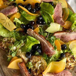 Vos per 15 minučių: šefė dalijasi tobulų šventinių salotų receptu su antiena ir žiemos vaisiais